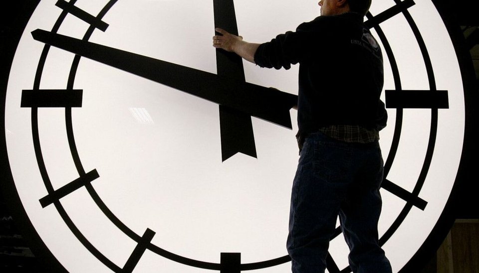 Το αποτέλεσμα είναι μια κοινωνία «κουρασμένων νικητών»: άνθρωποι που κερδίζουν λίγο φως το απόγευμα αλλά χάνουν ύπνο, προσοχή, και τελικά υγεία / SHUTTERSTOCK