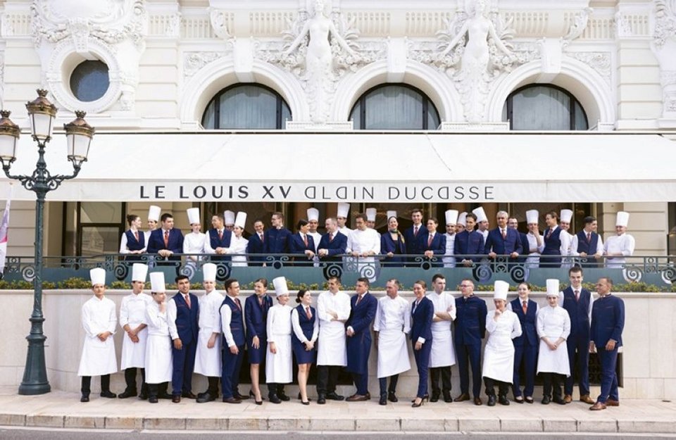 Στο βιβλίο αυτό, ο θρυλικός chef Alain Ducasse αποκαλύπτει το γαστρονομικό του όραμα μέσα από τα τρία εμβληματικά του εστιατόρια: το Louis XV στο Μονακό, το Le Meurice στο Παρίσι και το Alain Ducasse at The Dorchester στο Λονδίνο