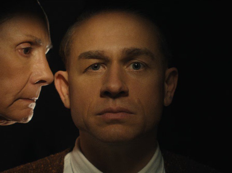 Ο Εντ Γκιν με τη μητέρα του όπως παρουσιάζονται στη σειρά του Netflix