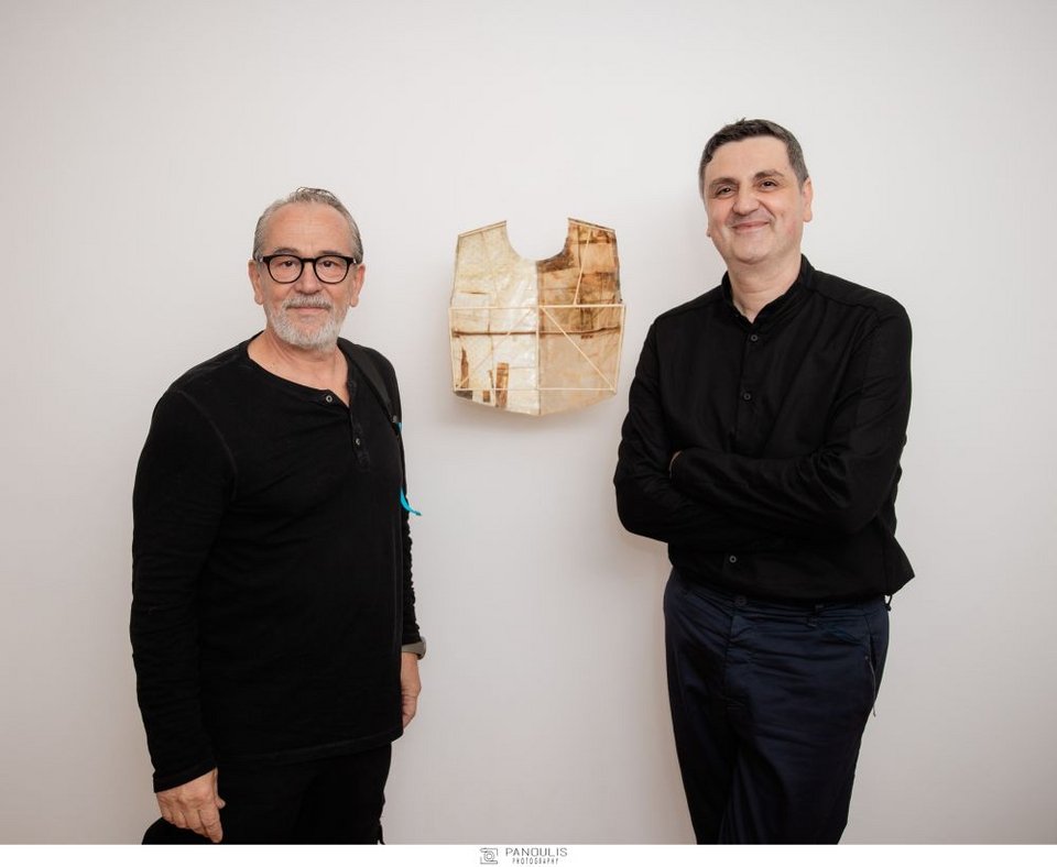 Ο εικαστικός και Πρόεδρος του Διοικητικού Συμβουλίου του ΕΜΣΤ Άγγελος Αντωνόπουλος με τον εικαστικό Νίκο Ποδιά