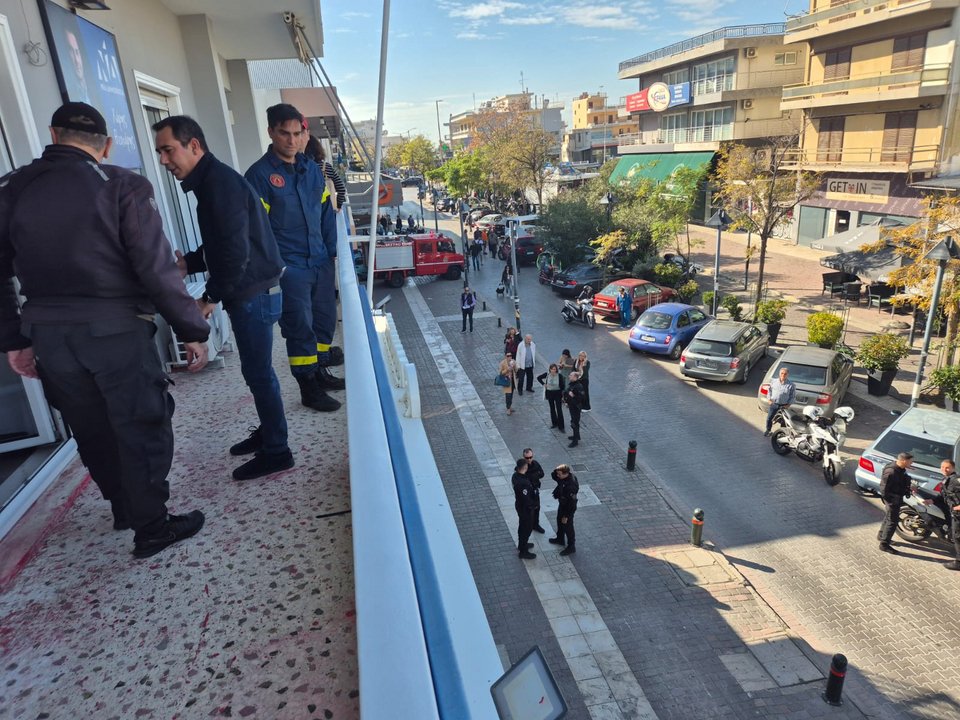 Εμπρηστική επίθεση στο γραφείο του Χάρη Θεοχάρη