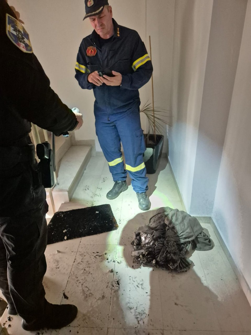 Εμπρηστική επίθεση στο γραφείο του Χάρη Θεοχάρη