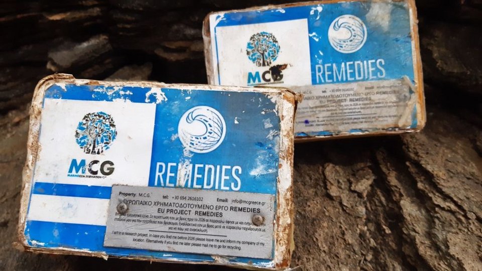 Buoys που βρέθηκαν μετά από έναν χρόνο από το Typhoon του Κοινωφελούς Ιδρύματος Αθανάσιος Κ. Λασκαρίδης