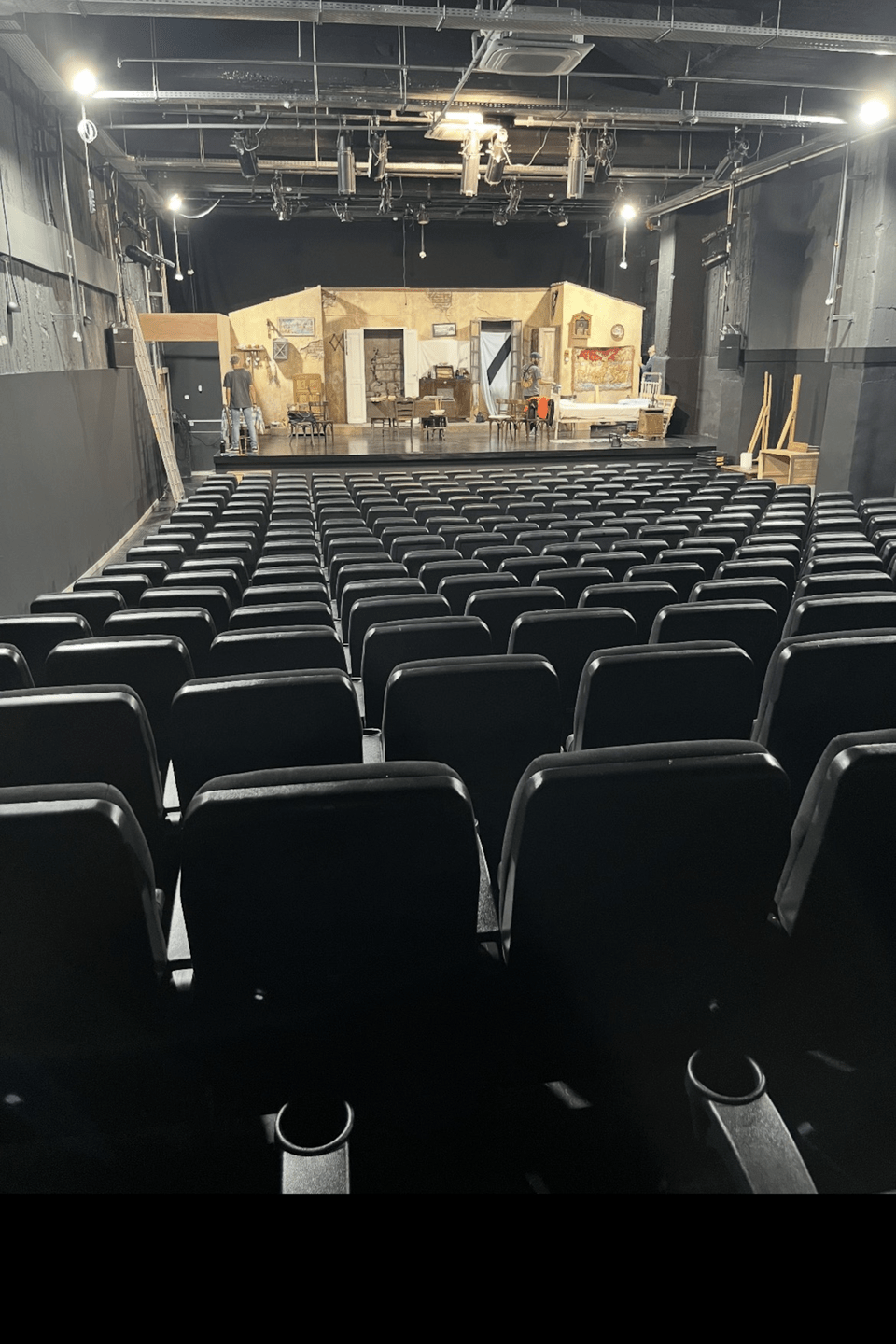 Εικόνα από τις εργασίες ανακίνησης του θεάτρου