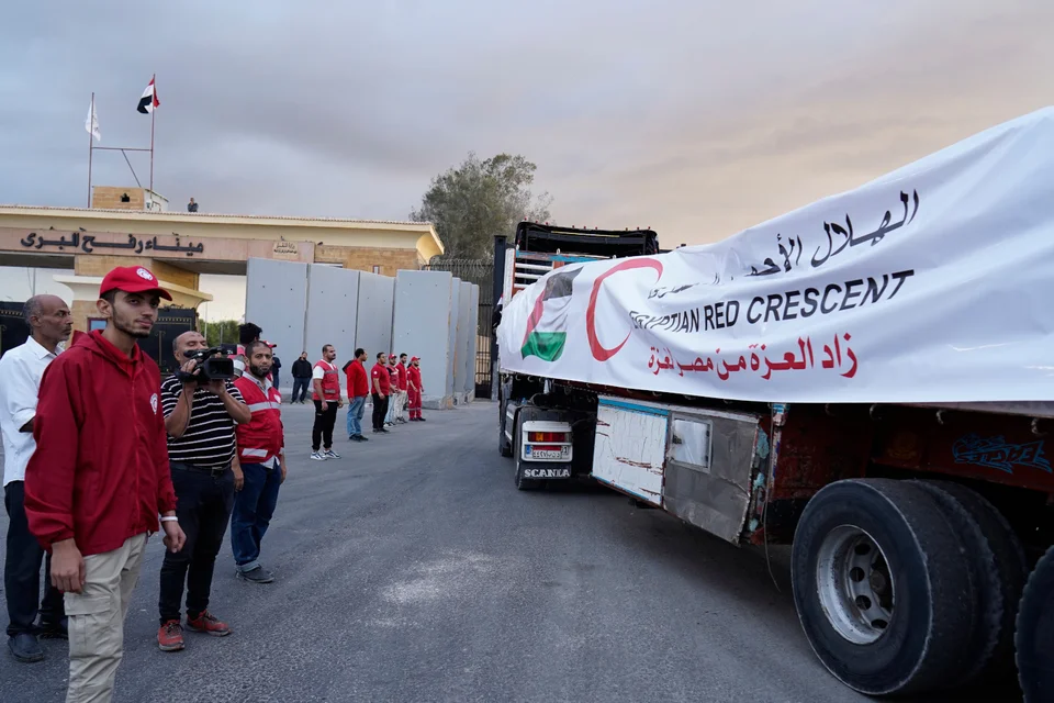 Φορτηγό με ανθρωπιστική βοήθεια μπαίνει στη Λωρίδα της Γάζας / AP