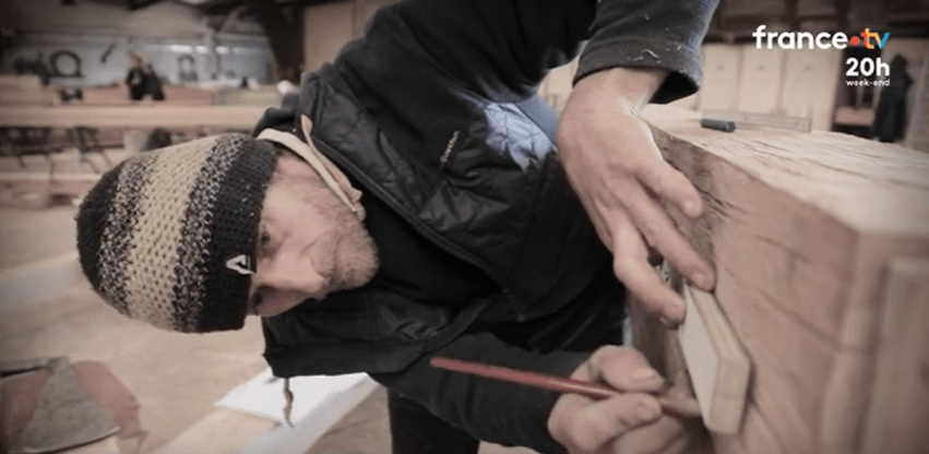 Ο ξυλουργός Μαρτέν Λοράντζ εν ώρα εργασίας στην στέγη της Παναγίας των Παρισίων 