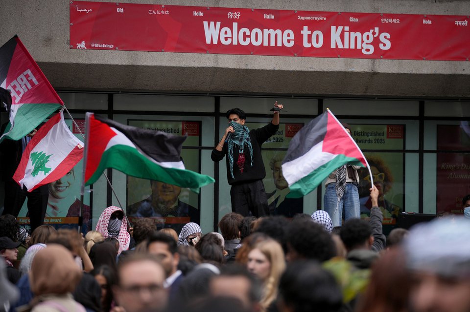 Διαδηλωτής μιλά στο μικρόφωνο για τα τεκταινόμενα στη Γάζα κατά τη διάρκεια κινητοποίησης στο Λονδίνο / AP