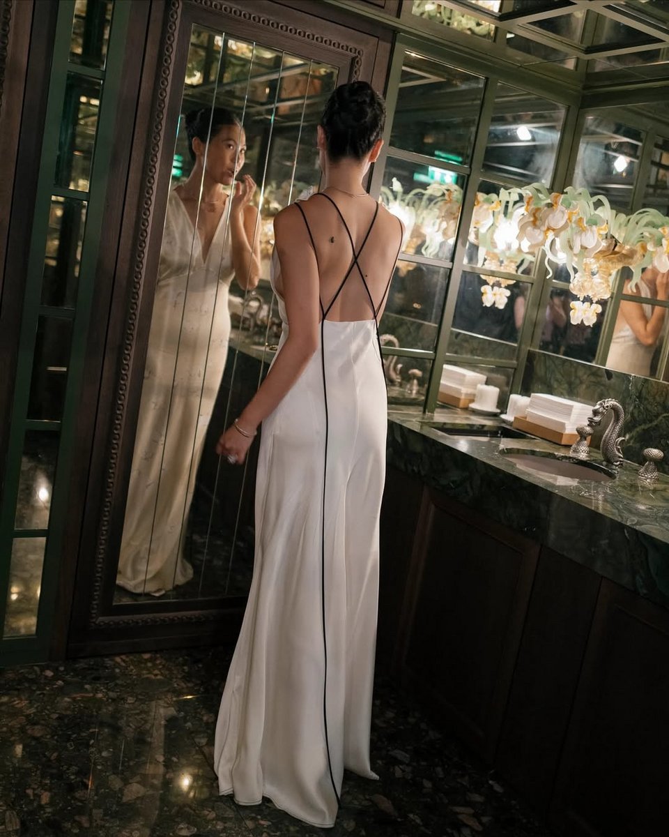 H νύφη με φόρεμα Victoria Beckham