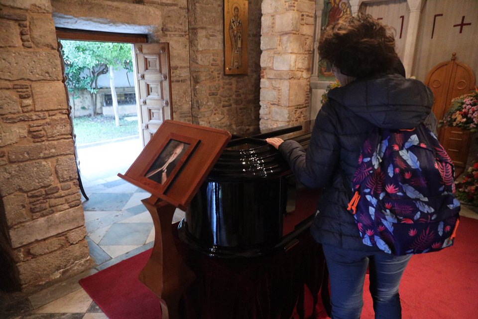 Ο κόσμος ξεκίνησε να αποτίει φόρο τιμής στον Διονύση Σαββόπουλο / Φωτογραφία: ΓΙΑΝΝΗΣ ΠΑΝΑΓΟΠΟΥΛΟΣ / EUROKINISSI