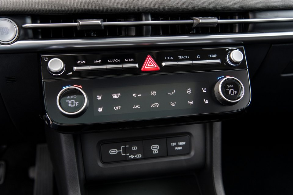 Για χρόνια, τα αυτοκίνητα έμοιαζαν να ζουν την ίδια φάση που πέρασαν τα κινητά τηλέφωνα και οι τηλεοράσεις: το αναλογικό έπρεπε να εξαφανιστεί, το φυσικό να παραδώσει τη θέση του στο άυλο / SHUTTERSTOCK