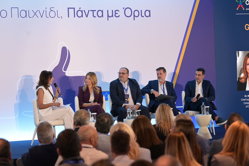 Μαίρη Παπακωνσταντίνου, Δρ. Νάνση Βέρρα, Αλέξανδρος Ντάβος, Γιώργος Πουλημάς,και Νίκος Φλίγκος στο πάνελ «Βέλτιστες πρακτικές στον κλάδο των τυχερών παιγνίων-Από τη θεωρία στην πράξη»