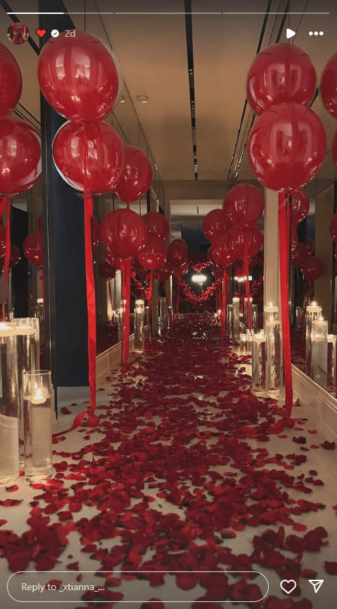 Ροδοπέταλα και κόκκινα μπαλόνια παντού