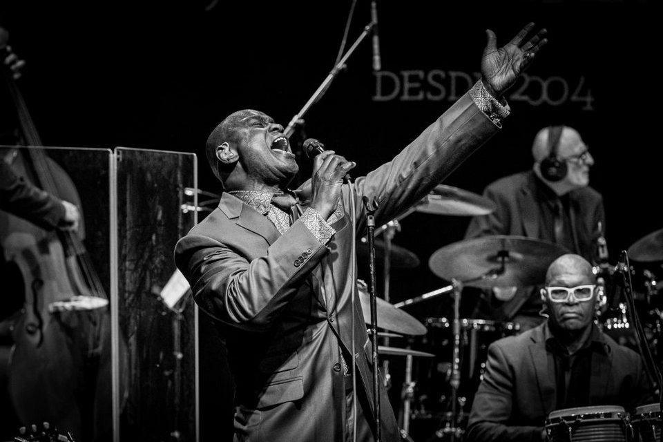 Ο εκπληκτικός Βρεττανονιγηριανός βοκαλίστας, συνθέτης και τραγουδοποιός της soul και της jazz Ola Onabulé