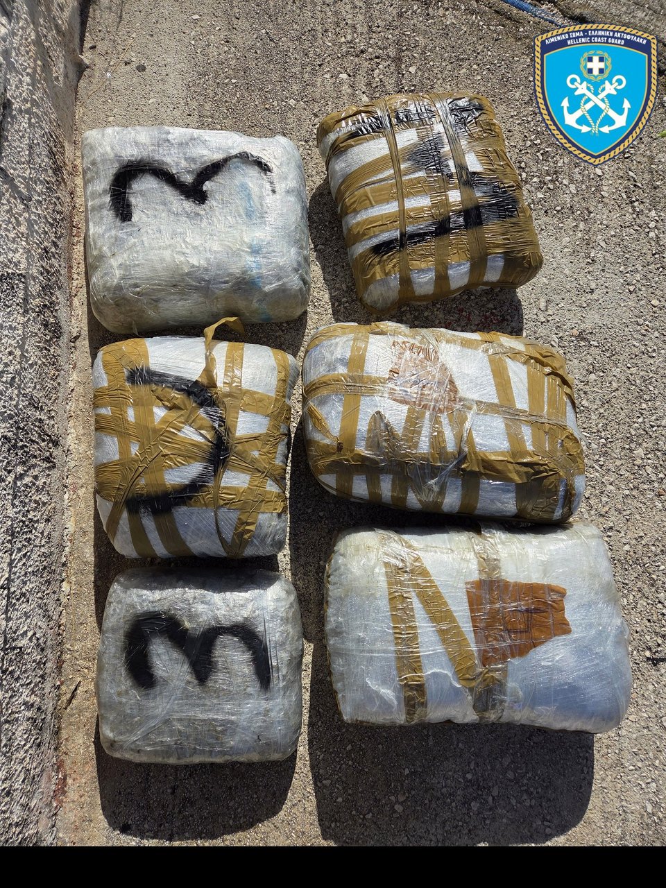 Οι σακούλες με τη μεγάλη ποσότητα κάνναβης που κατασχέθηκε στην Ηγουμενίτσα