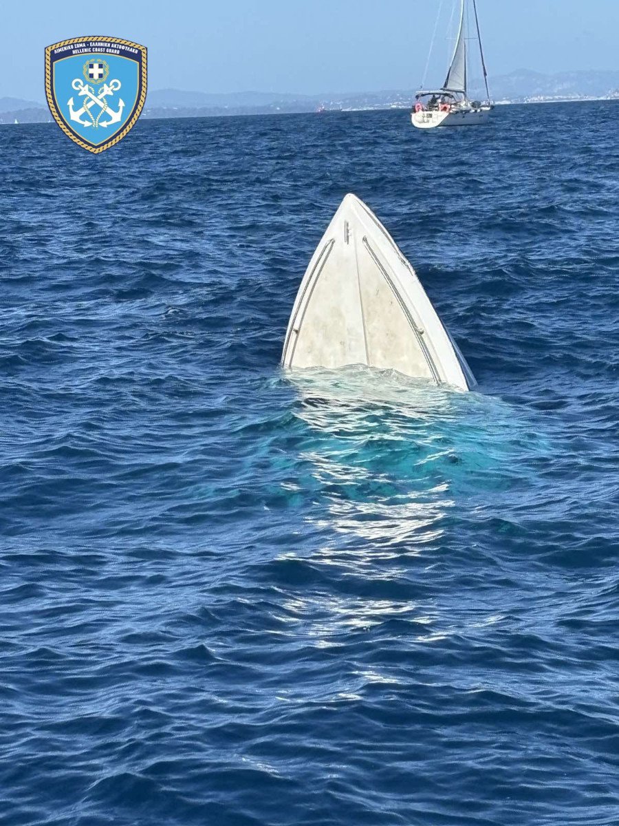 Το σκάφος του αλλοδαπού που κατηγορείται για τη μεγάλη ποσότητα κάνναβης, πριν την ανάσυρσή του