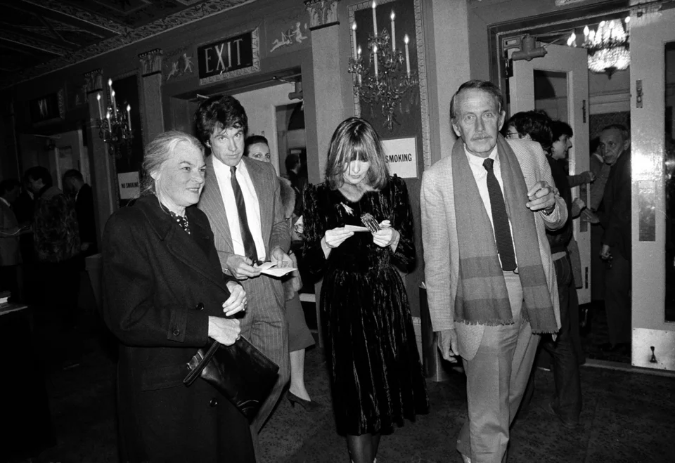 Η Νταϊάν Κίτον, δεύτερη από δεξιά, εικονίζεται με τον τότε σύντροφό της, Γουόρεν Μπίτι, και τους γονείς της κατά την άφιξή τους στο θέατρο Winter Garden στη Νέα Υόρκη το 1980