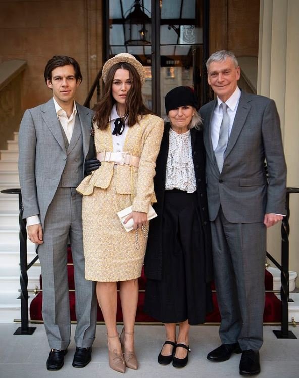 Η Κίρα Νάιτλι με τους γονείς της και τον σύζυγό της 