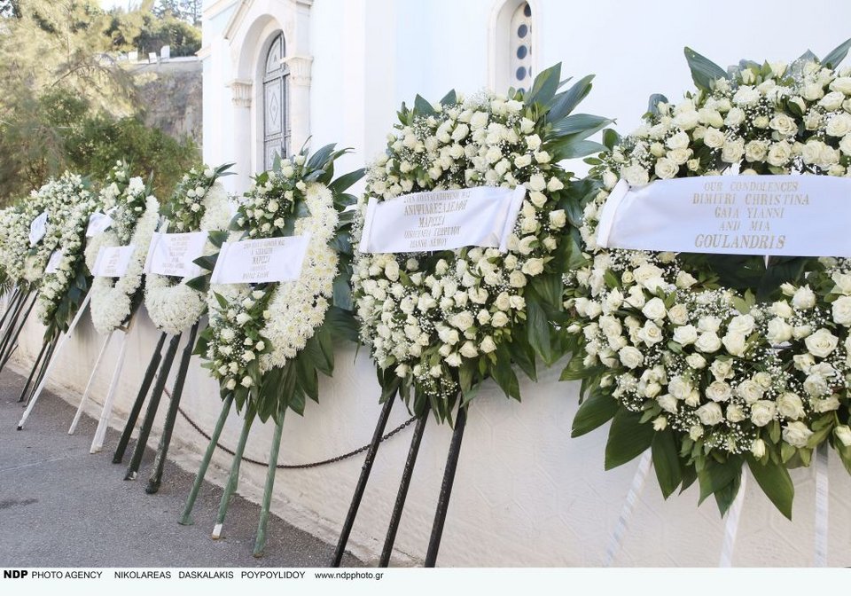 Λευκά λουλούδια και στεφάνια για την άτυχη κοπέλα