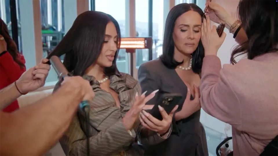 Η Κιμ Καρντάσιαν με την Σάρα Πόλσον στο διάλειμμα των γυρισμάτων της σειράς «All's Fair»