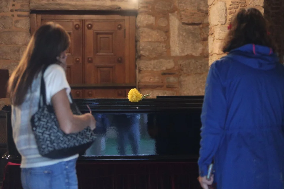 Ο κόσμος αφήνει λουλούδια