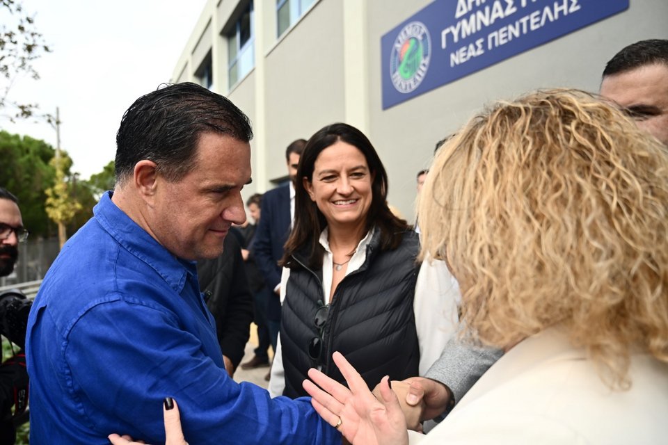 O Άδωνις Γεωργιάδης και η Νίκη Κεραμέως με την δήμαρχο Πεντέλης