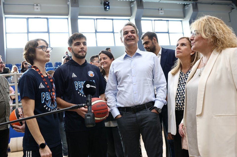 Ο Κυριάκος Μητσοτάκης με μέλη της ακαδημίας της ΑΕ Πεντέλης