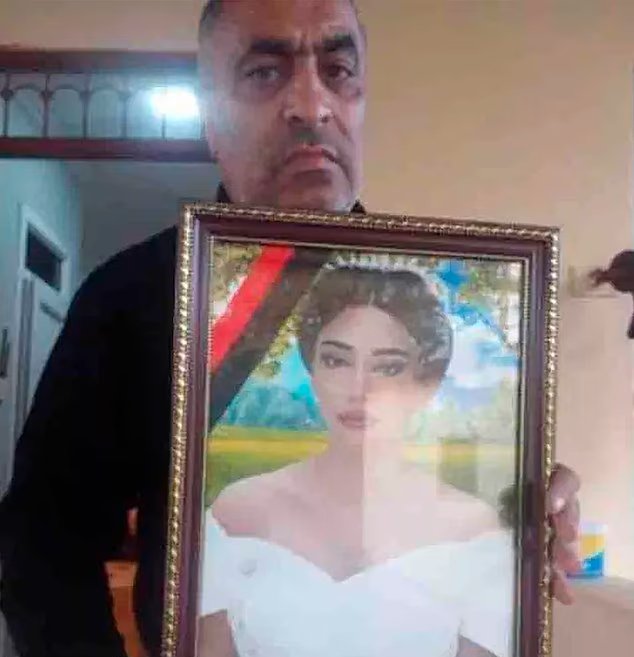 Ο πατέρας κρατά τη φωτογραφία της κόρης του