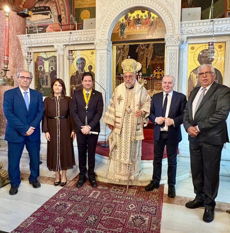Ο Χρυσός Σταυρός της εν Δωδεκανήσω στον Πρυτανη του ΕΚΠΑ, Γεράσιμο Σιάσο