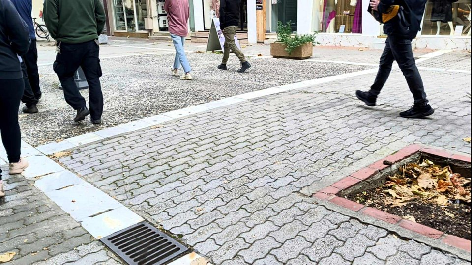 Μέλη του Ρουβίκωνα έξω από το γραφείο του Χρήστου Κέλλα στη Λάρισα /larissanet