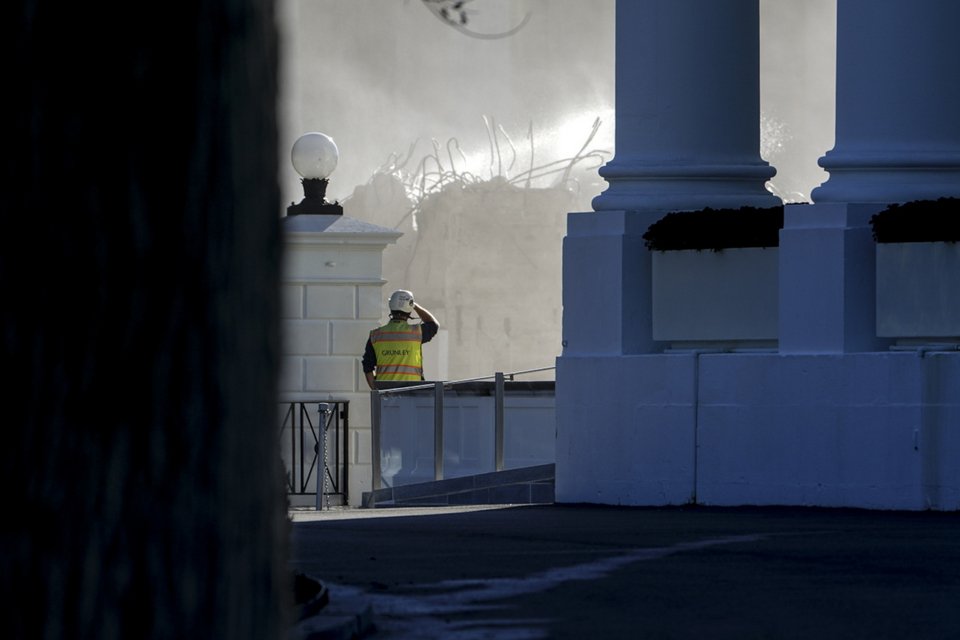 Εργάτης επιβλέπει τις εργασίες κατεδάφισης
