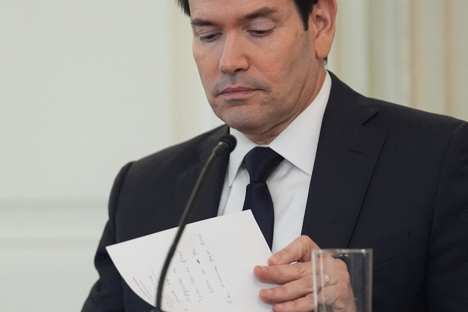 Ο Μάρκο Ρούμπιο με το ραβασάκι του, προτρέπει τον Τραμπ να σπεύσει να αναρτήσει πρώτος στα social τη συμφωνία Ισραήλ-Χαμάς