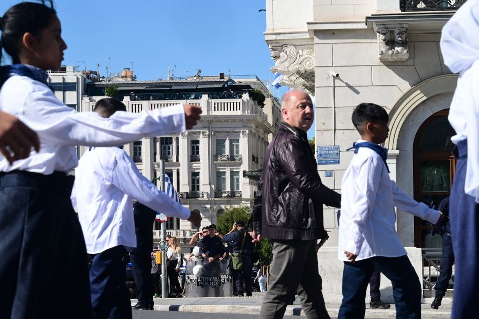 Συνοδεία της φιλαρμονικής του Δήμου Αθηναίων, παρελαύνουν τα σχολεια