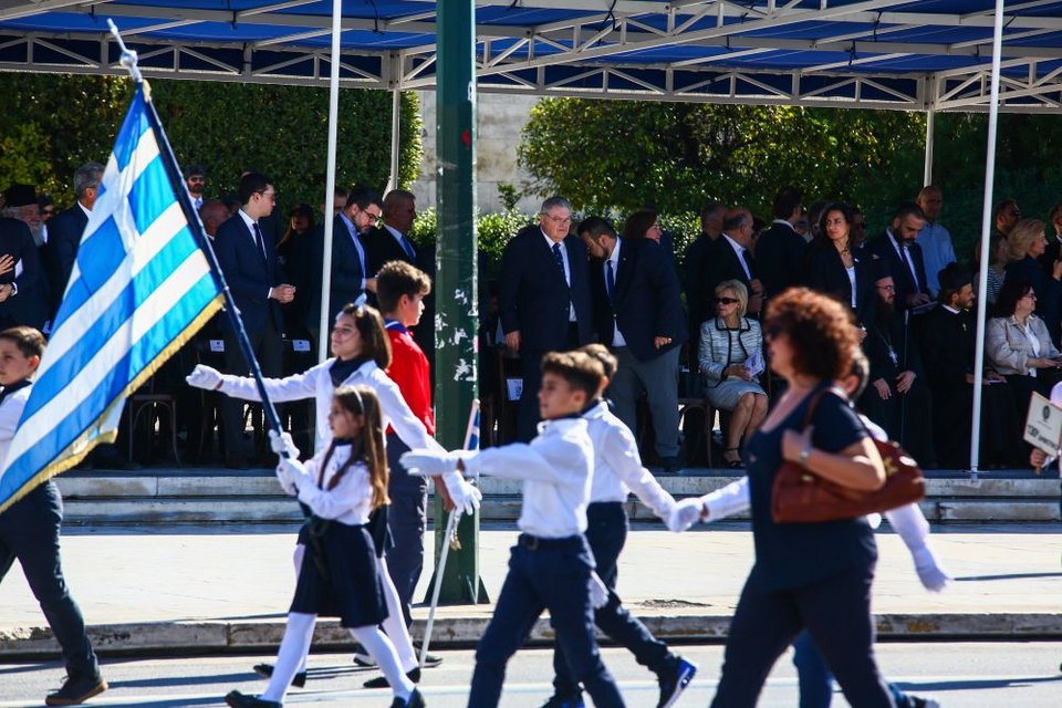 Η σημαια ψηλα!