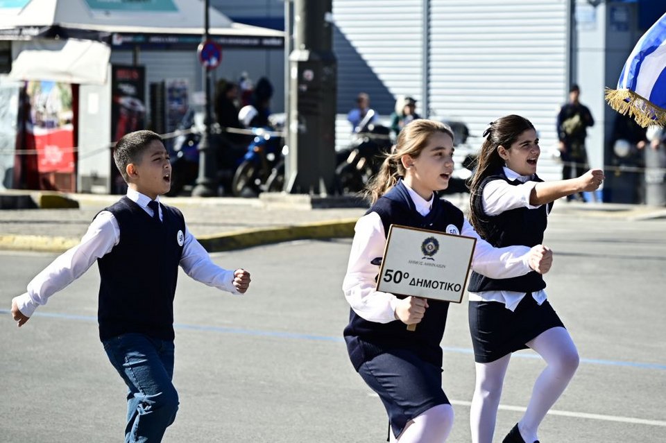 Σε εξέλιξη η μαθητική παρέλαση στην Αθήνα