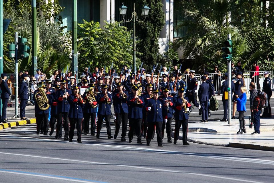 Συνοδεία της φιλαρμονικής του Δήμου Αθηναίων, παρελαύνουν τα σχολεια