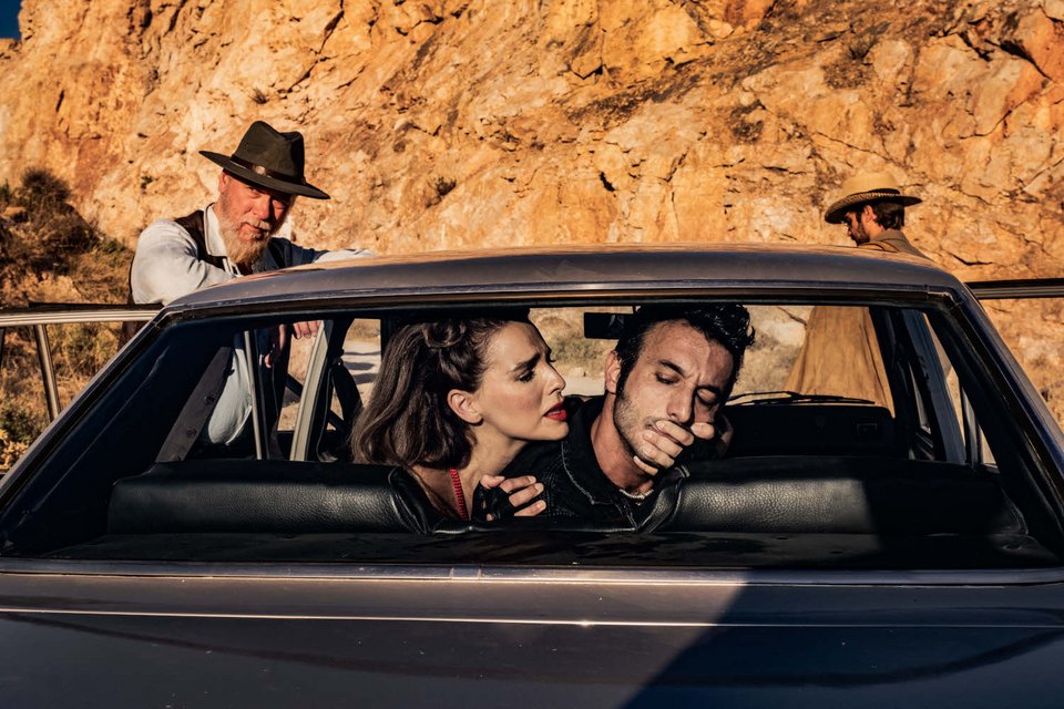 Το «Fool for Love» είναι η ιστορία δύο ανθρώπων που βρίσκονται παγιδευμένοι σε έναν έρωτα ικανό να τους καταστρέψει / Μελία Κράιλινγκ, Παναγιώτης Γαβρέλας, Δημήτρης Καραβιώτης, Νίκος Βατικιώτης