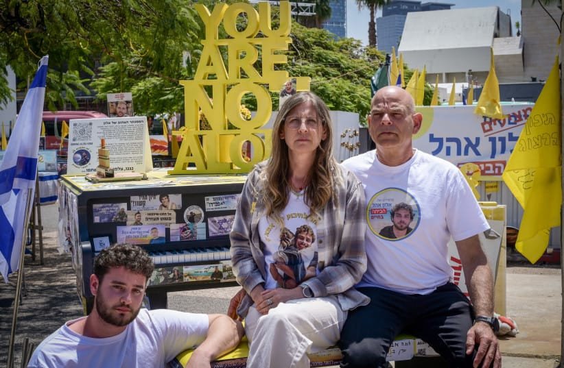 Η οικογένεια του Αλόν έστησε ένα κίτρινο πιάνο στην πλατεία «Ομήρων» στο Τελ Αβίβ με την ελπίδα να παίξει μια μέρα εκεί