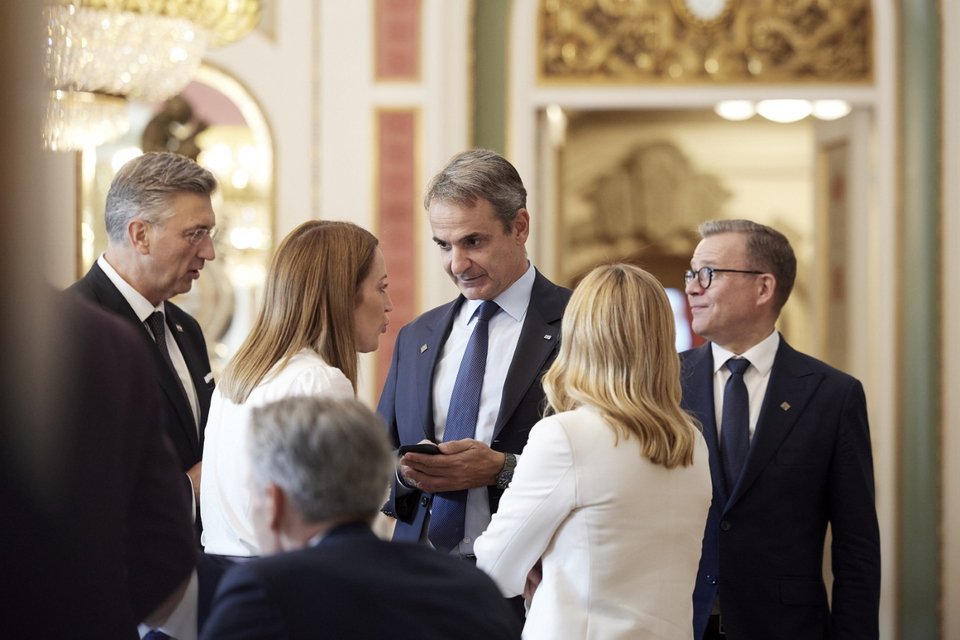 Ο Κυριάκος Μητσοτάκης με τη Ρομπέρτα Μέτσολα και την Τζόρτζια Μελόνι στην άτυπη Σύνοδο Κορυφής της Κοπεγχάγης / Φωτογραφία: Γ.Τ. Πρωθυπουργού / Δημήτρης Παπαμήτσος