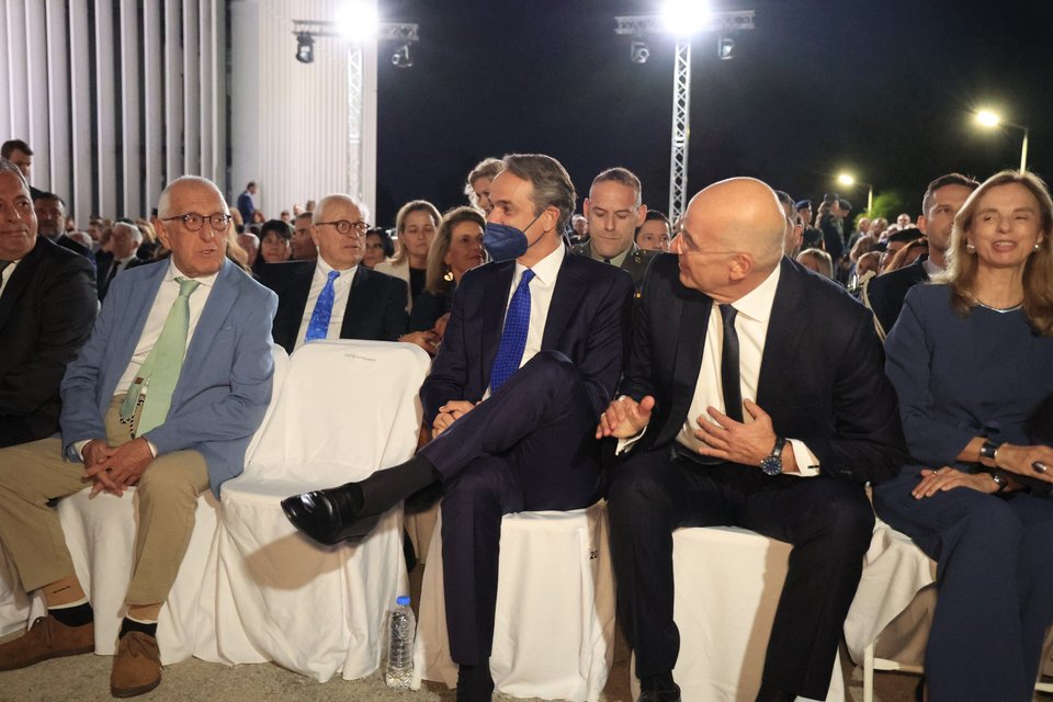 O πρωθυπουργός με τον Νίκο Δένδια και τον Νικήτα Κακλαμάνη