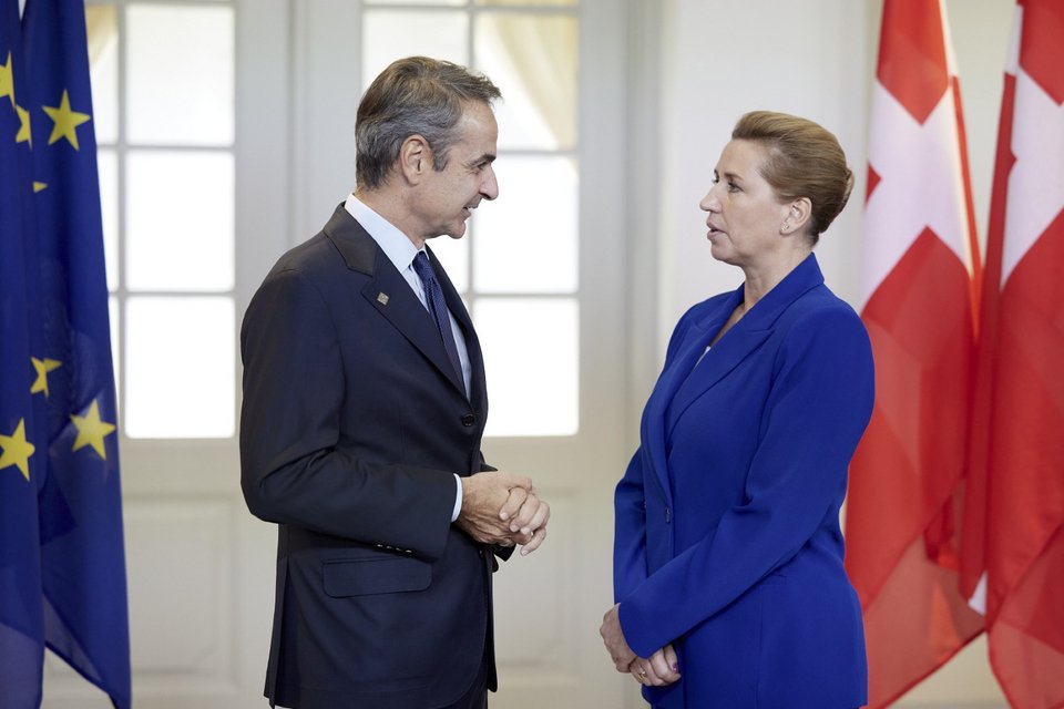 Ο Κυριάκος Μητσοτάκης με τη Δανή ομόλογό του, Μέτε Φρεντέρικσεν / Φωτογραφία: Γ.Τ. Πρωθυπουργού / Δημήτρης Παπαμήτσος