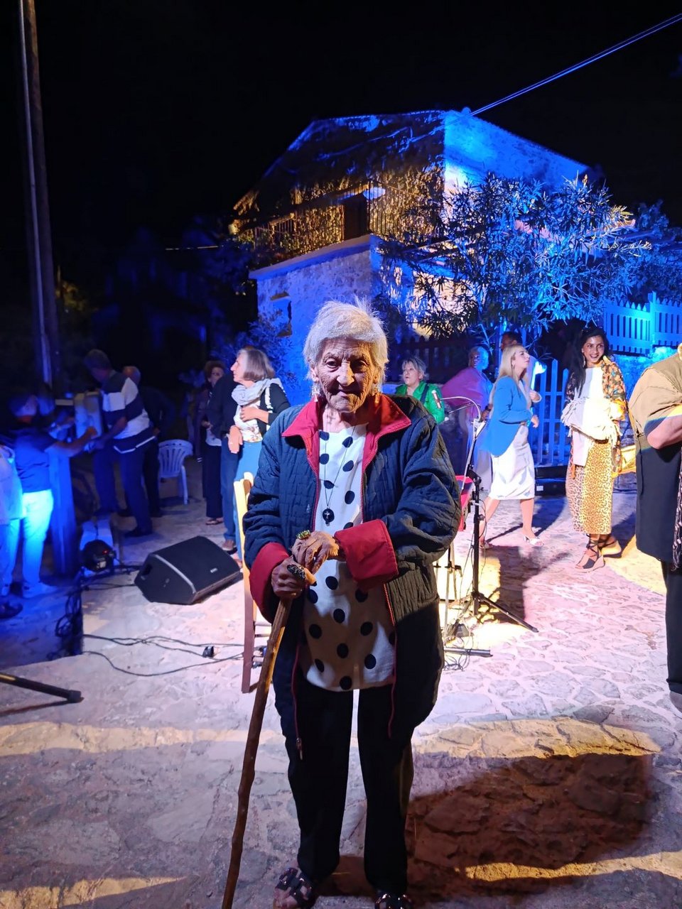 Η κυρία Σμαράγδα που κρατάει ζωντανό το χωριό