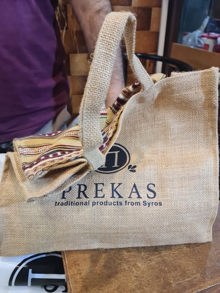 Η τσάντα PREKAS ειναι χειροποίητη απο βαμβακερή λινάτσα και φτιάχνεται σε βιοτεχνία των Σερρών
