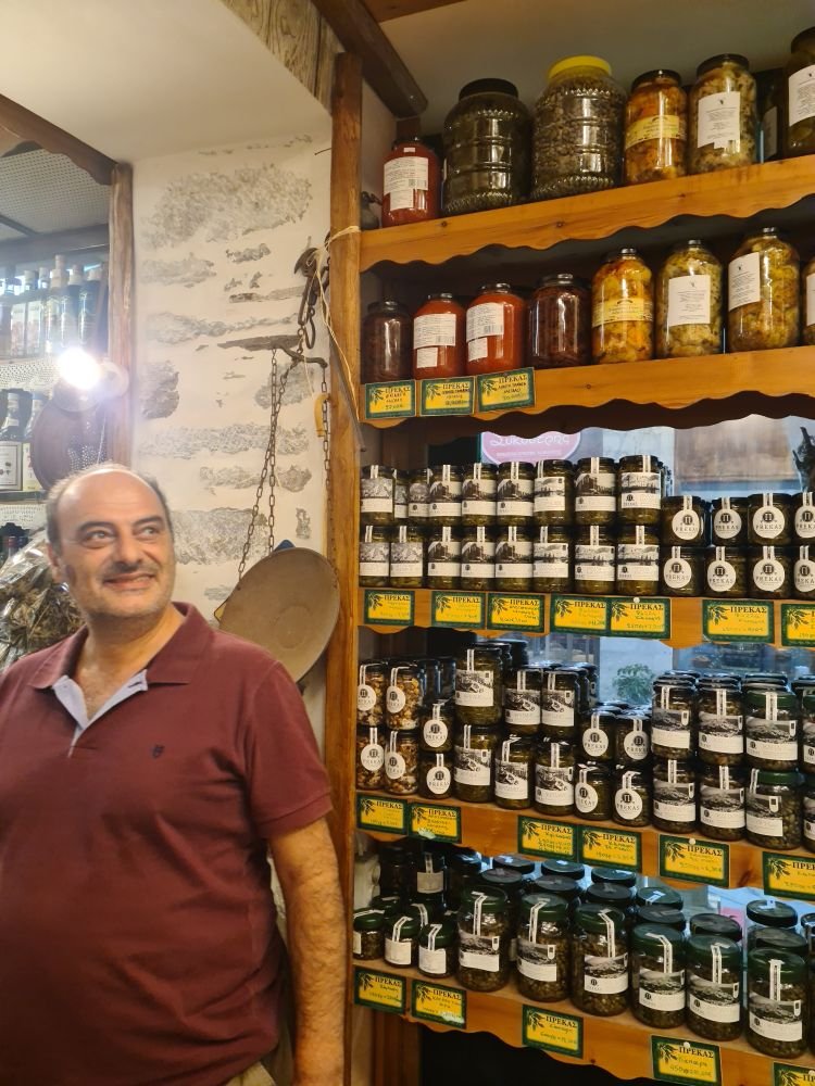 «30 χρόνια ταξιδεύω σε όλη την Ελλάδα και φέρνω προϊόντα στο μαγαζί. Κουτουρού χωρίς να ξέρω τι ψάχνω πάντα έβρισκα ένα μοναδικό προϊόν» λέει μιλώντας στο iefimerida ο Κώστας Πρέκας