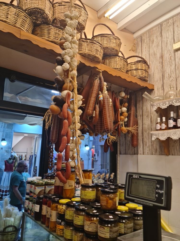 Δεν πρόκειται για ένα απλό κατάστημα, παντοπωλείο, αλλά για μία συνολική ιδέα που περιλαμβάνει νοστιμιές από όλη την Ελλάδα, μικρών παραγωγών