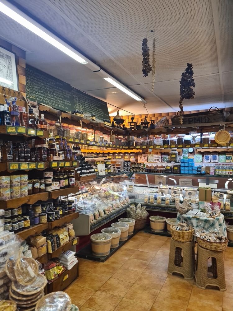 Εδώ θα βρούμε βότανα, το διάσημο τυρί Σαν Μιχάλη, λουκούμια Κορρέ και Συκουτρή, θυμαρίσιο μέλι Σύρου και Κυκλάδων, καθώς και μια εκλεκτή γκάμα κρασιών και λικέρ από τις Κυκλάδες