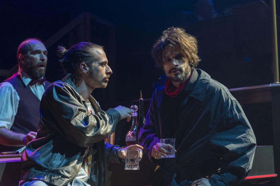 Γιάννης Νιάρρος, στο Merde με τα “κακώς κείμενα” του ελληνικού θεάτρου