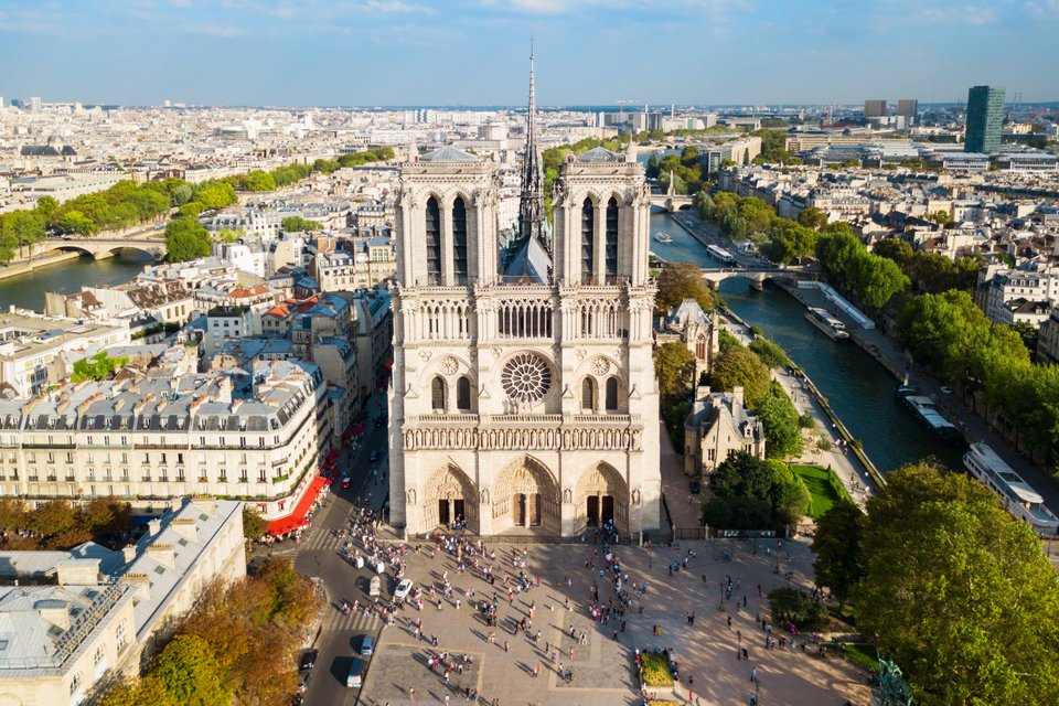 Η Παναγία των Παρισίων πάνω στο νησάκι της Σιτέ, ανάμεσα στα δύο σκέλη του Σηκουάνα / Shutterstock