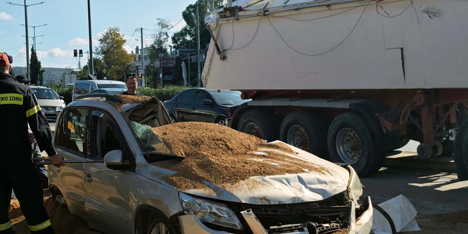 Νταλίκα συνέθλιψε ΙΧ στη Βάρη - Φωτογραφία: Intimenews/ΛΙΑΚΟΣ ΓΙΑΝΝΗΣ