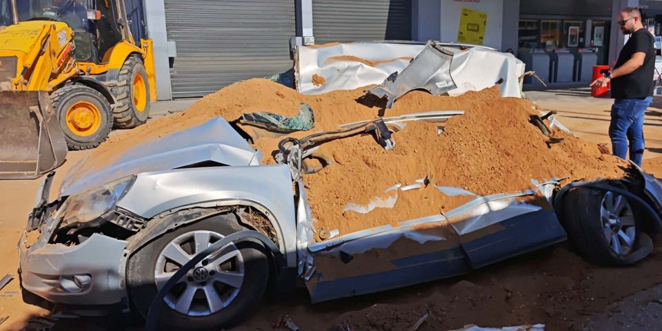 Νταλίκα συνέθλιψε ΙΧ στη Βάρη - Φωτογραφία: Intimenews/ΛΙΑΚΟΣ ΓΙΑΝΝΗΣ