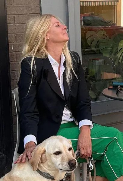 Η νταντά Μπάρμπαρα Μολνάρ με τον σκύλο της 